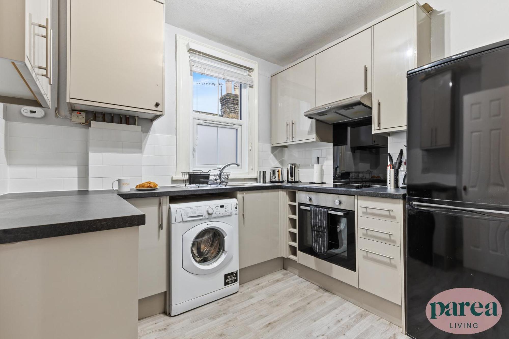 Parea Living - Leytonstone, 2-bedroom Serviced Apartment, Free Parking, Remote Working Londen