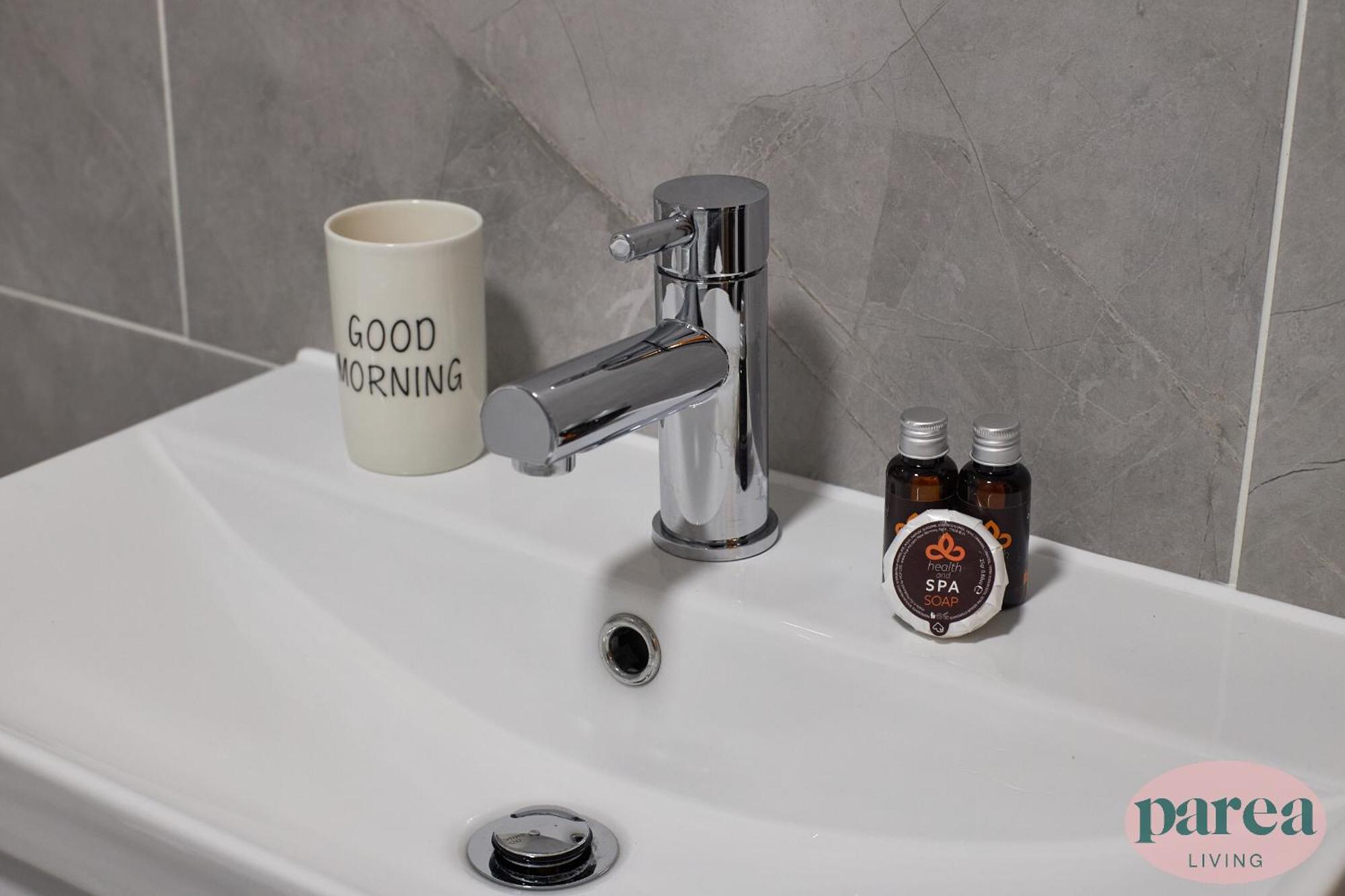 Parea Living - Leytonstone, 2-bedroom Serviced Apartment, Free Parking, Remote Working Appartement Londen